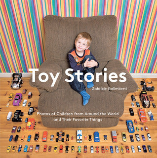Book cover of Toy Stories: Photos Of Children From Around The World And Their Favorite Things by Gabriele Galimberti