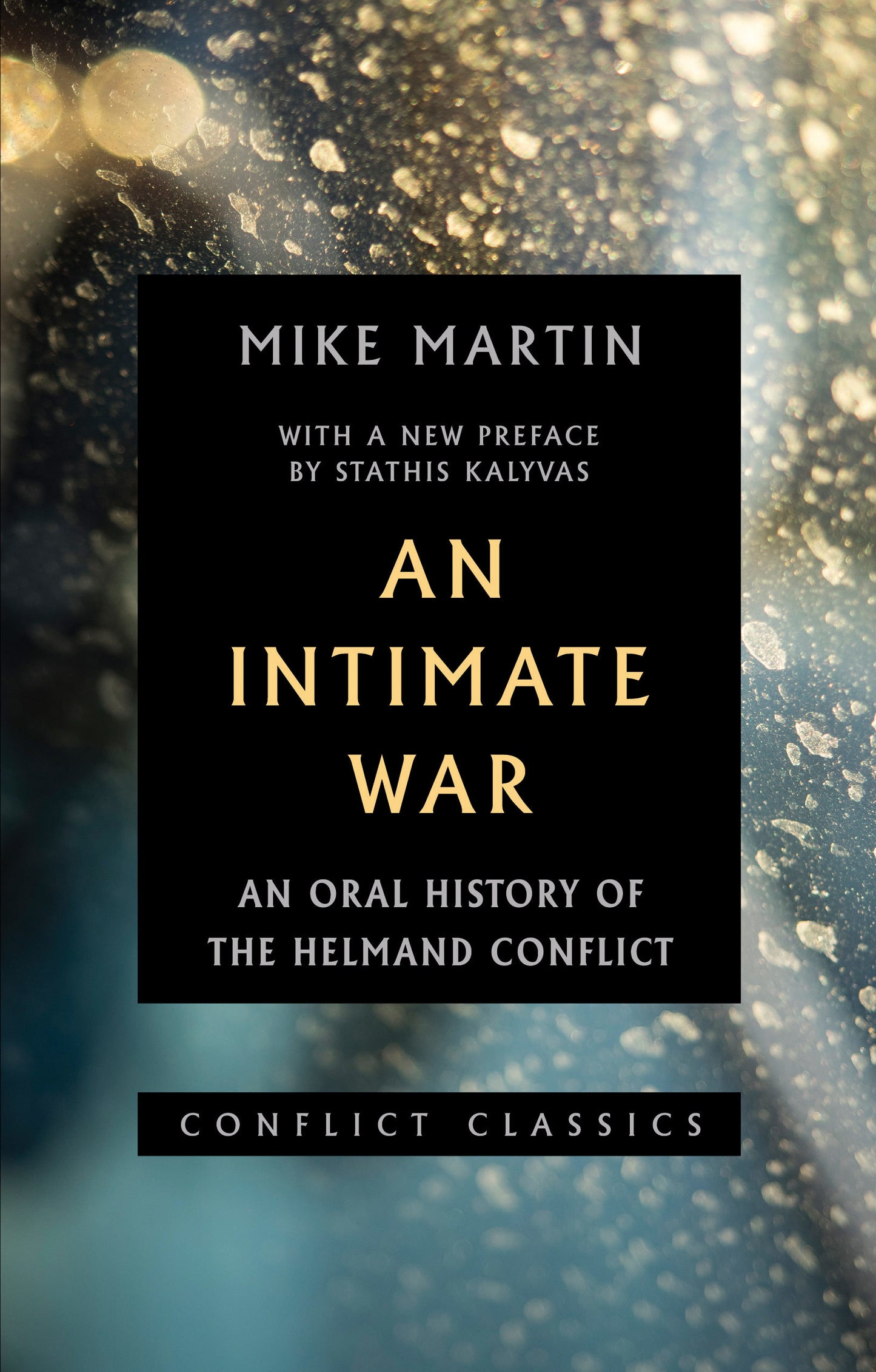 Book cover of An Intimate War: An Oral History Of The Helmand Conflict by Mike Martin