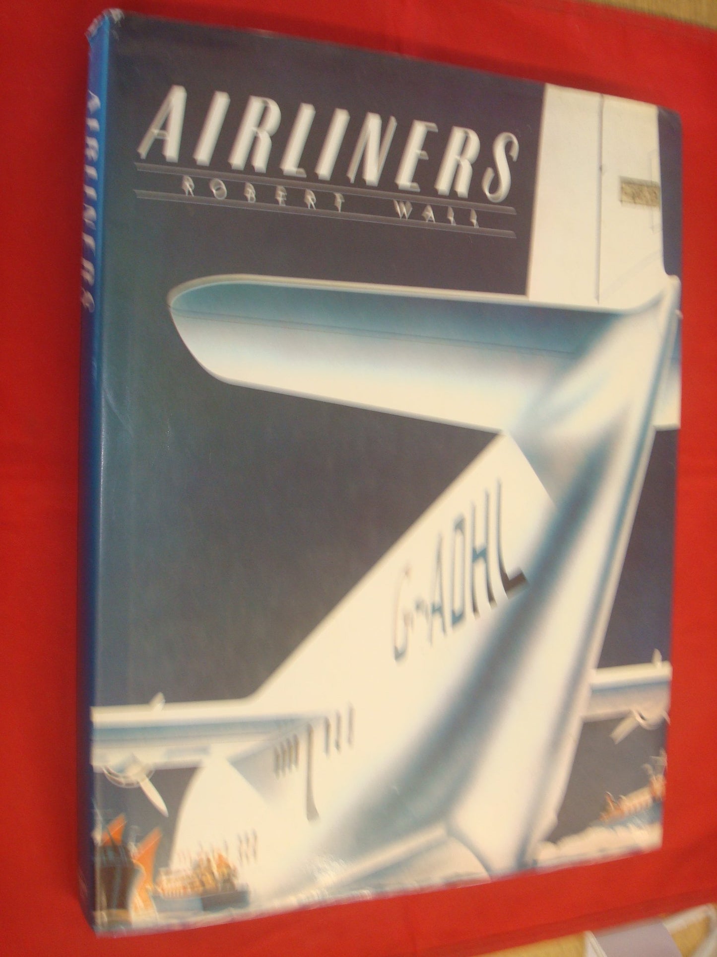 Book cover of Airliners by Robert Wall