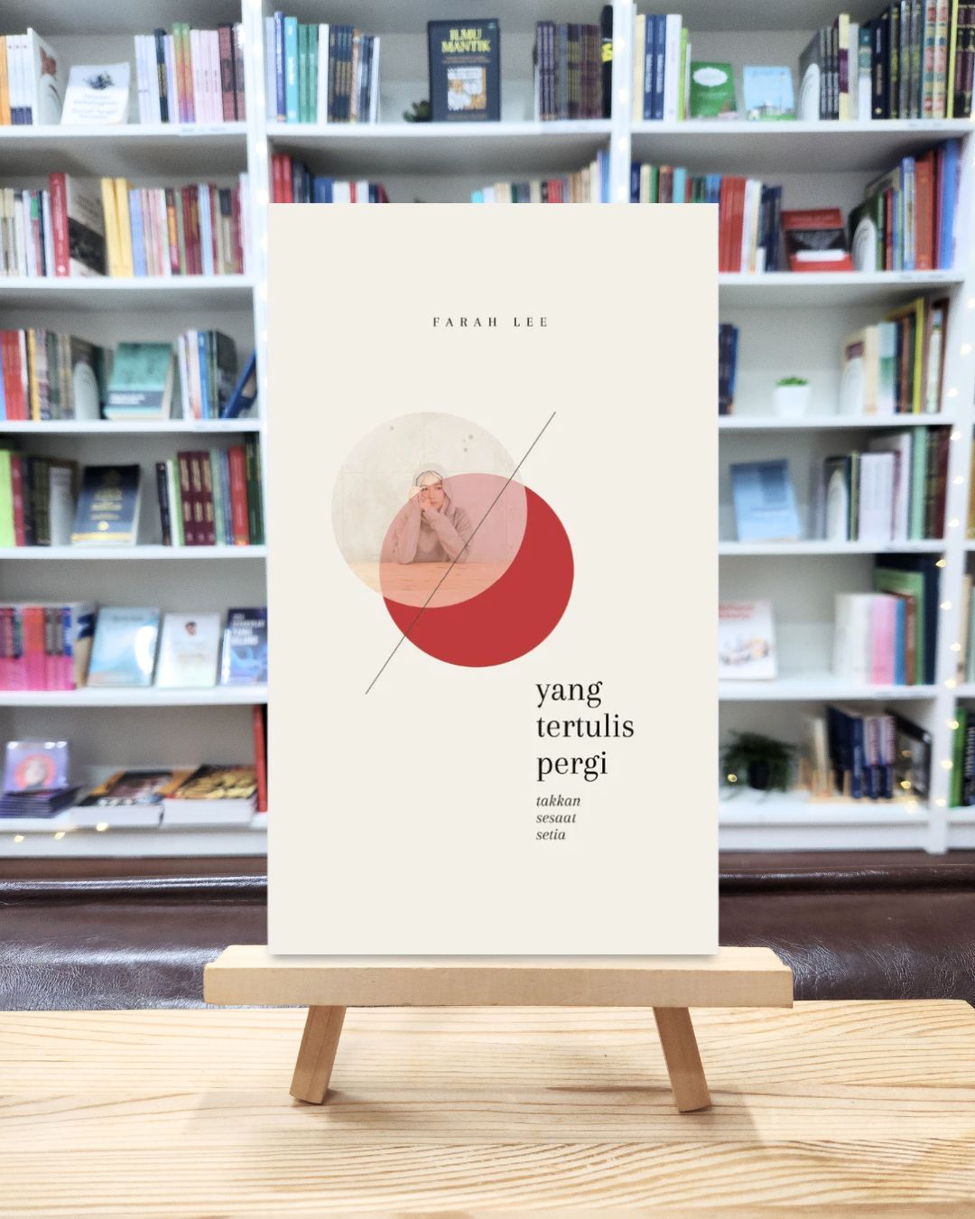 Book cover of Yang Tertulis Pergi Takkan Sesaat Setia by Farah Lee