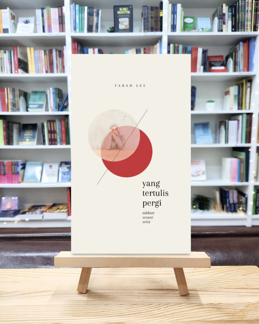 Book cover of Yang Tertulis Pergi Takkan Sesaat Setia by Farah Lee