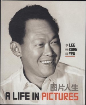 Book cover of Lee Kuan Yew: A Life In Pictures by Lee Kuan Yew