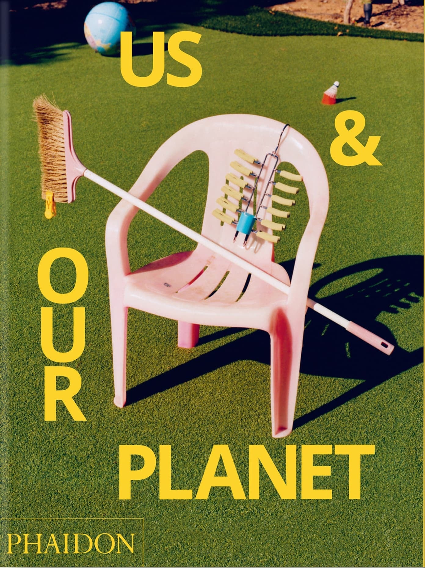 Book cover of Us & Our Planet: This Is How We Live by Maisie Skidmore (Ed.), Jonas Kamprad (Foreword), Mathias Kamprad (Foreword), Peter Kamprad (Foreword)