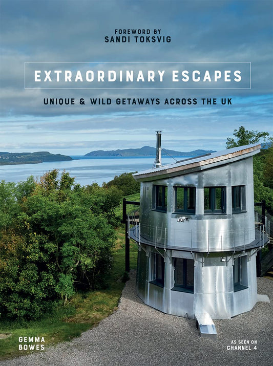 Book cover of Extraordinary Escapes: Unique And Wild Getaways Across The UK by Gemma Bowes, Sandi Toksvig (Foreword)