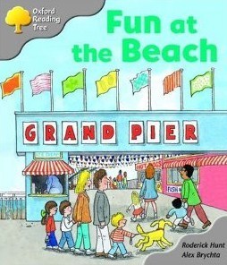 Book cover of Fun At The Beach by Roderick Hunt, Alex Brychta (Illus.)